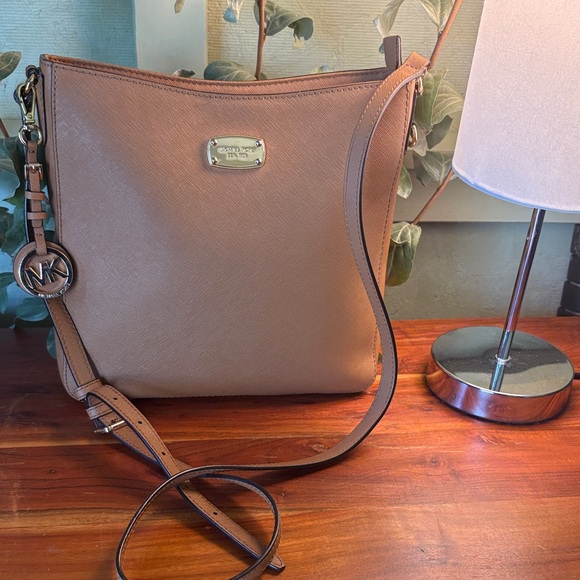Michael Kors Handbags - Michael Kors Light Brown Crossbody gorgeous bag!